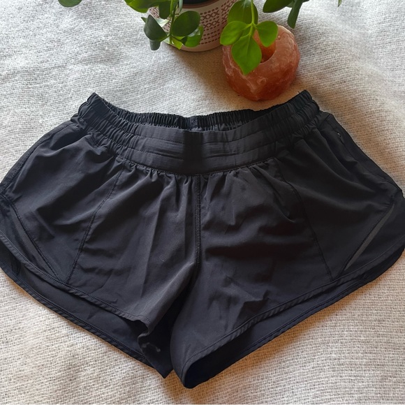 LULULEMON Hotty Hot High-Rise Lined Short 2.5" - Picture 3 of 6